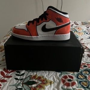 Turf Orange Jordan 1 Mid (GS)